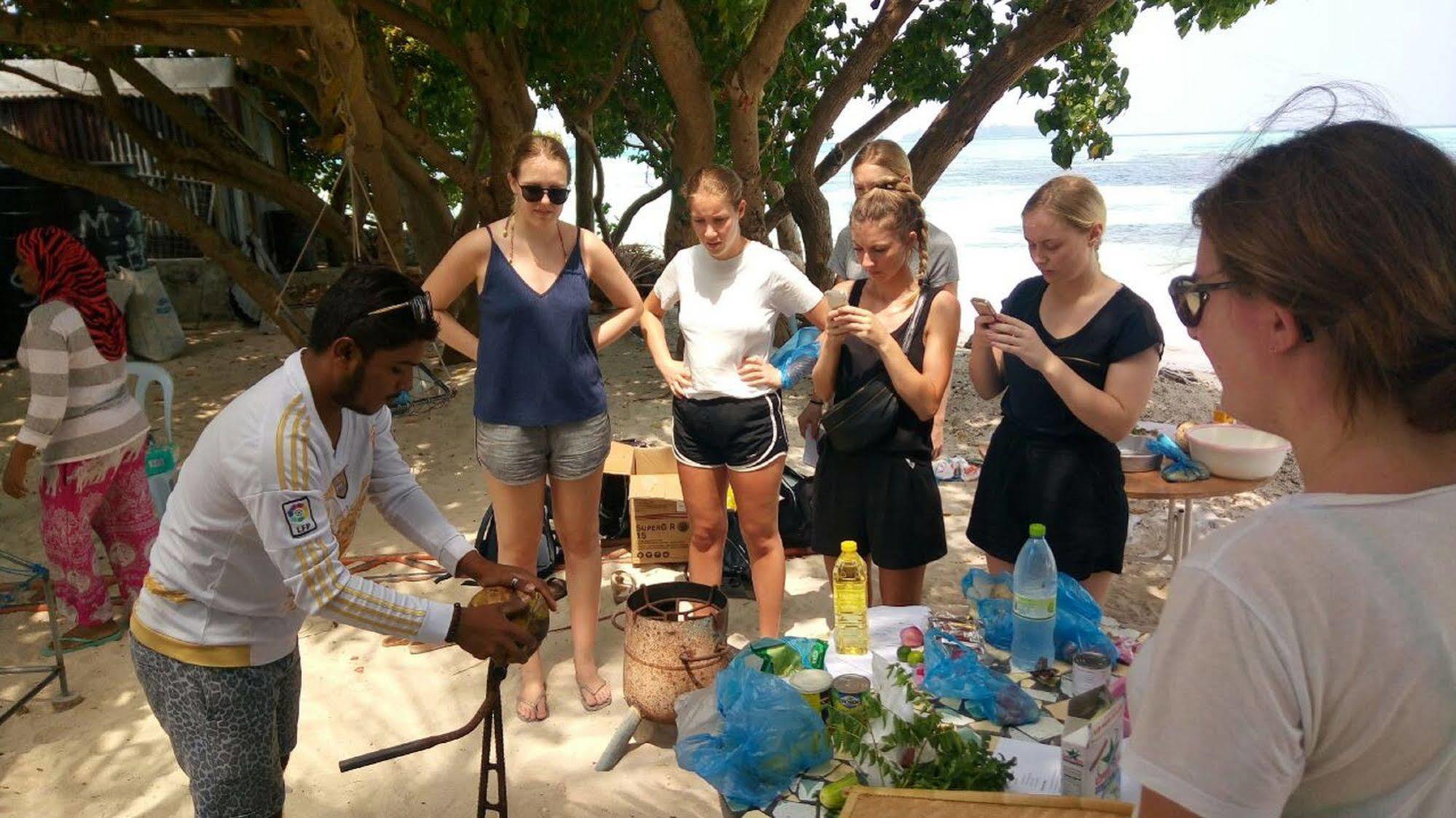 Select Village Maafushi Buitenkant foto